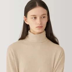 Labo Women's Natural Cashmere Turtleneck Sweater