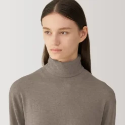 Labo Women's Natural Cashmere Turtleneck Sweater